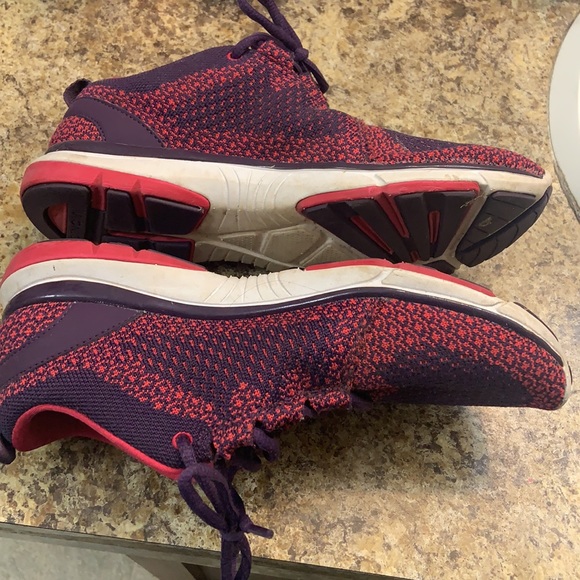 Vionic walking shoe - Picture 3 of 4